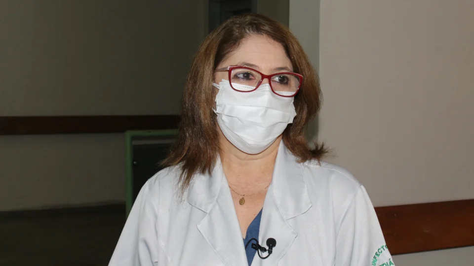 Infectologista fala sobre a importância da vacina e alerta para a necessidade de manter cuidados em prevenção à Covid-19