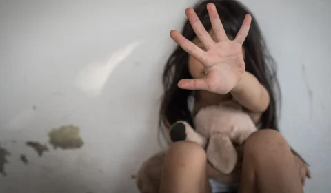 Mãe é presa suspeita de torturar filha com cipó após ela ‘fazer bagunça’