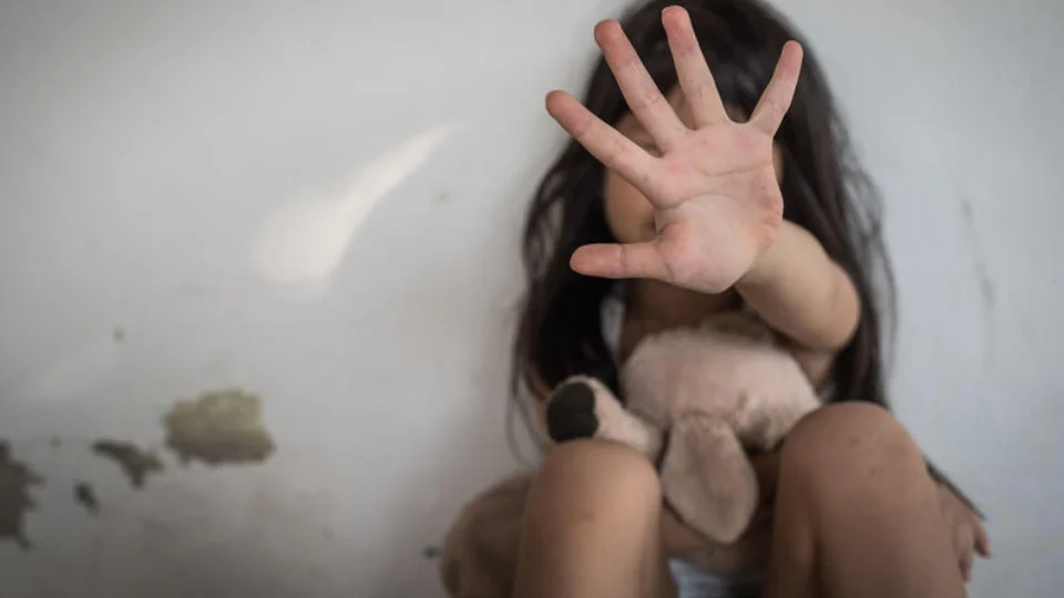 Mãe é presa suspeita de torturar filha com cipó após ela ‘fazer bagunça’