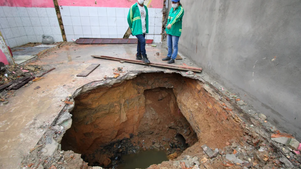 Prefeitura inicia a troca de tubulação de drenagem rompida no Coroado