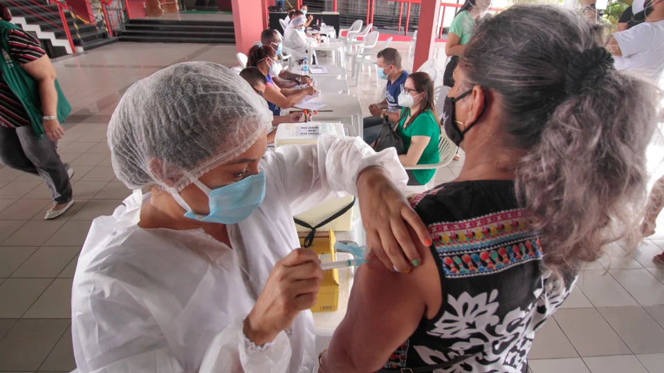Veja locais de vacinação de idosos de 65 a 69 neste sábado (06/03), em Manaus