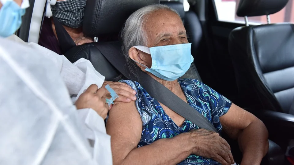 Inicia hoje (01/03) vacinação contra a Covid-19 para idosos com 69 anos em Manaus;Veja locais