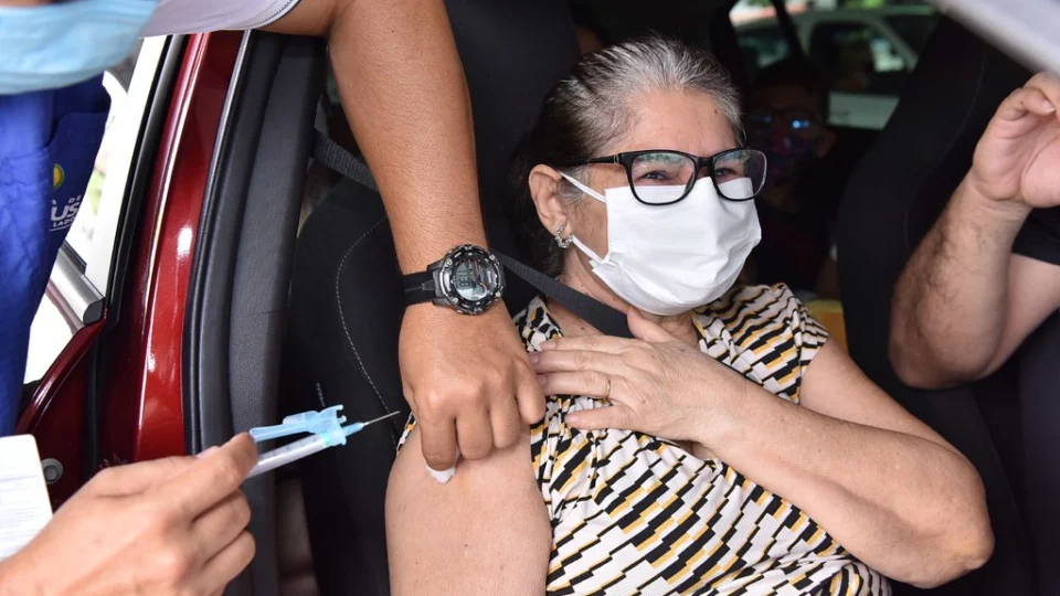 Vacinação em Manaus é ampliada para idosos de 60 a 64 anos – Confira calendário e locais de vacinação
