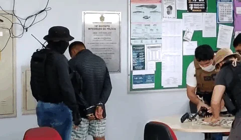 Vídeos: Tentando enganar a polícia , traficante esconde drogas na parede de sua casa