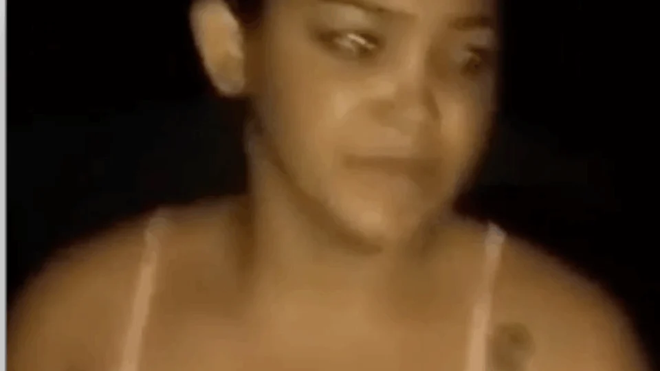 VEJA VIDEO;Mulher agride a própria mãe e recebe ‘disciplina’ com chicotadas nas costas