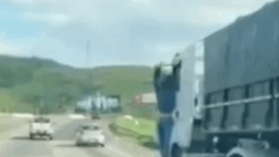 Veja vídeo;Casal é atropelado por caminhão e condutor é arrastado por 20km