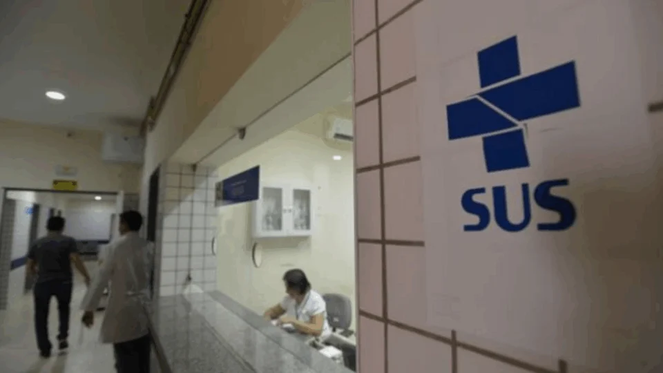 Em Brasília corpos são armazenados no chão e mais de 400 pacientes aguardam por leito de UTI em BH