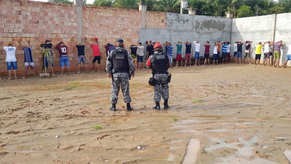 Em festa clandestina, polícia prende 150 pessoas em Coari; Veja vídeos