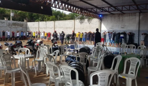 Veja vídeos de festa Clandestina em Coari
