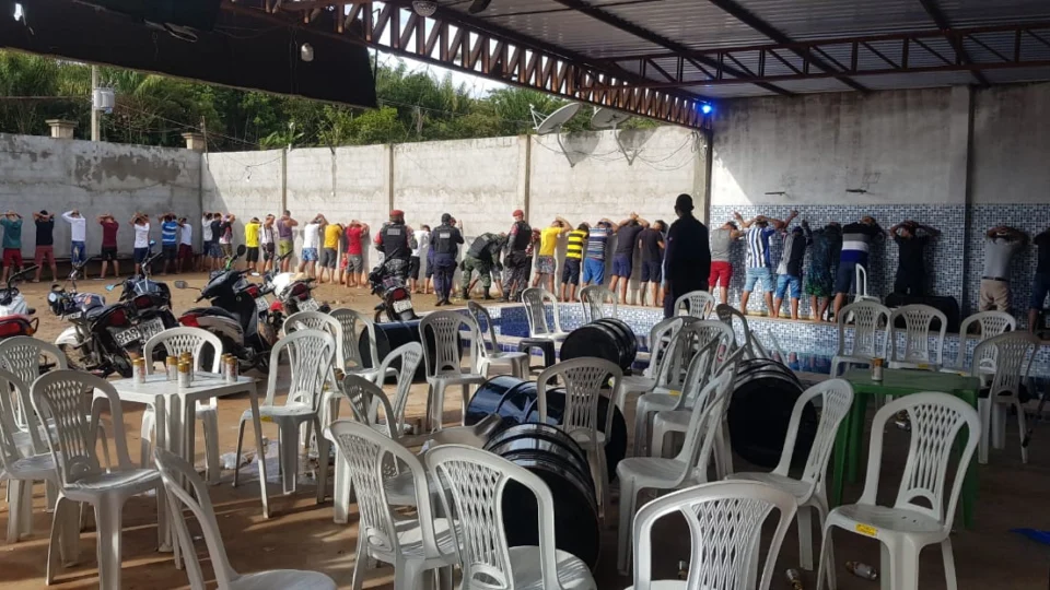 Veja vídeos de festa Clandestina em Coari