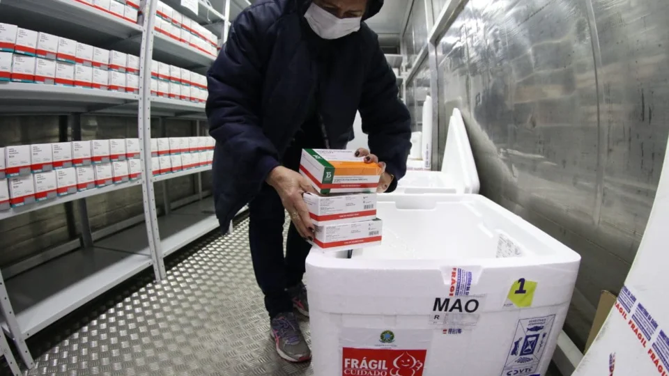 Amazonas recebe 44,9 mil doses de vacina contra à Covid-19; Saiba Mais