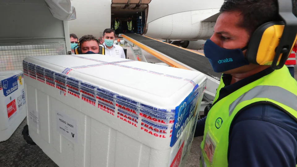 Amazonas recebe sétima remessa de vacinas contra à Covid-19; “É importante que a gente não baixe a guarda”