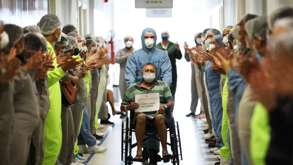 Novo “Corredor da Vitória” é realizado para comemorar 5 mil recuperados da Covid-19 no HPS Delphina Aziz