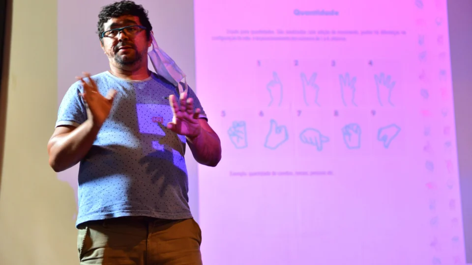 Inscrições para curso de Libras gratuito inicia nesta quinta-feira (25)