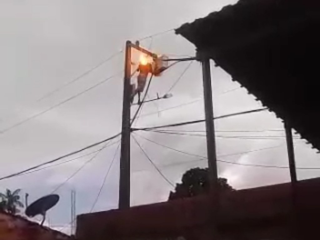 Veja vídeo;Homem sobe em poste de energia para fazer ‘gato' e morre eletrocutado.