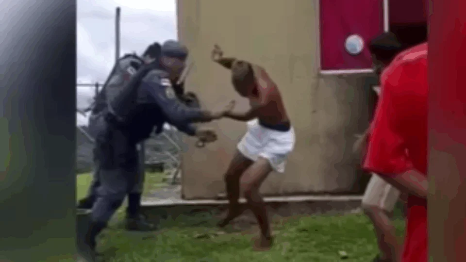 VEJA VIDEO;Após agredir policiais e tentar fugir de abordagem, traficante é preso no Viver Melhor, em Manaus
