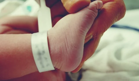 Defensoria requer R$ 750 mil em indenizações para família de bebê que morreu após o parto em Coari