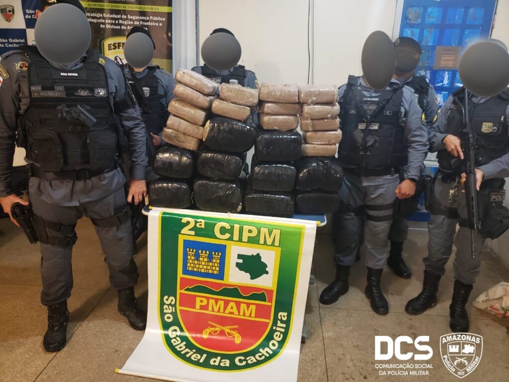 Após naufrágio de embarcação, polícia apreende 103kg de drogas.