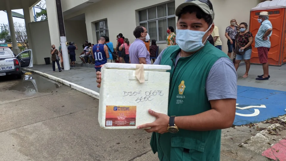 Idosos entre 65 e 69 anos recebem 1ª dose da vacina Astrazeneca/Oxford