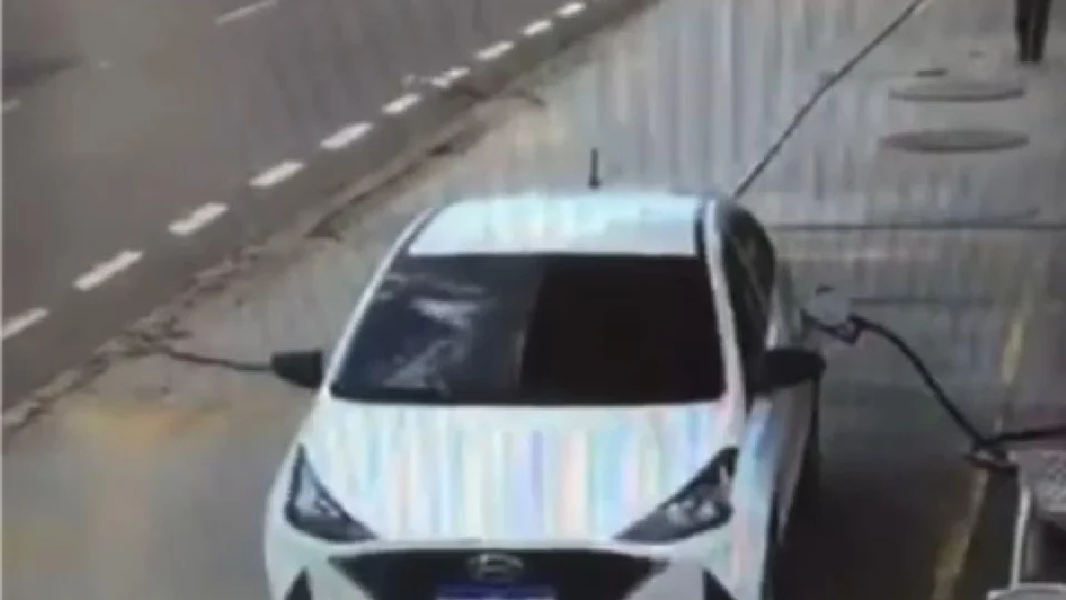 Veja vídeo! Homem é procurado por abastecer carro e fugir sem pagar a gasolina, em Manaus