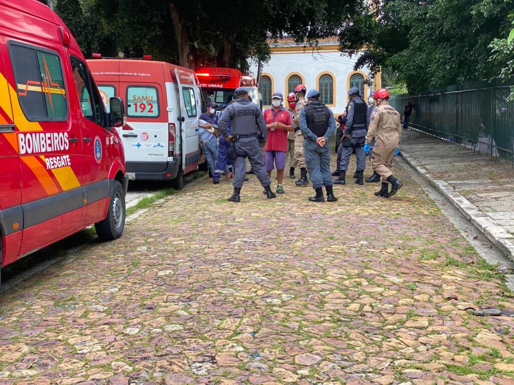 Sem dinheiro para o aluguel, homem ameaça se matar a 15 metros de altura “não aguento mais a fome”