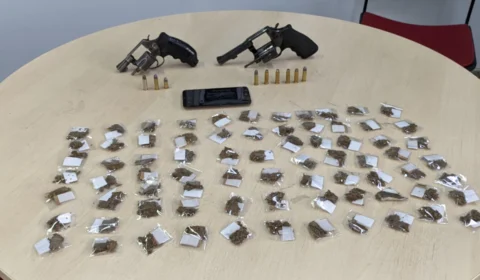 Tentando enganar a polícia , traficante esconde drogas na parede de sua casa; Veja vídeos