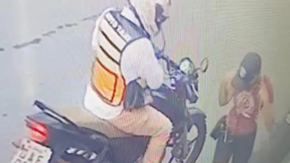 Homem vestido de mototaxista assalta mulher na Zona Norte; Veja vídeos