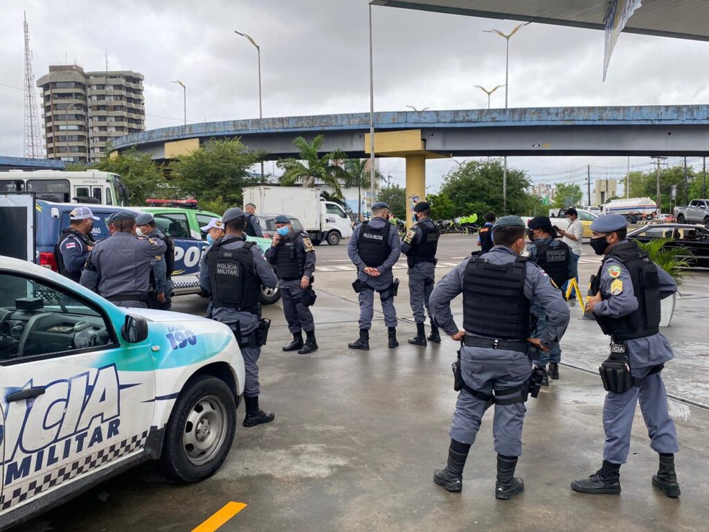 Policiais se preparam para conter manifestações de motoristas contra o aumento do preço da gasolina