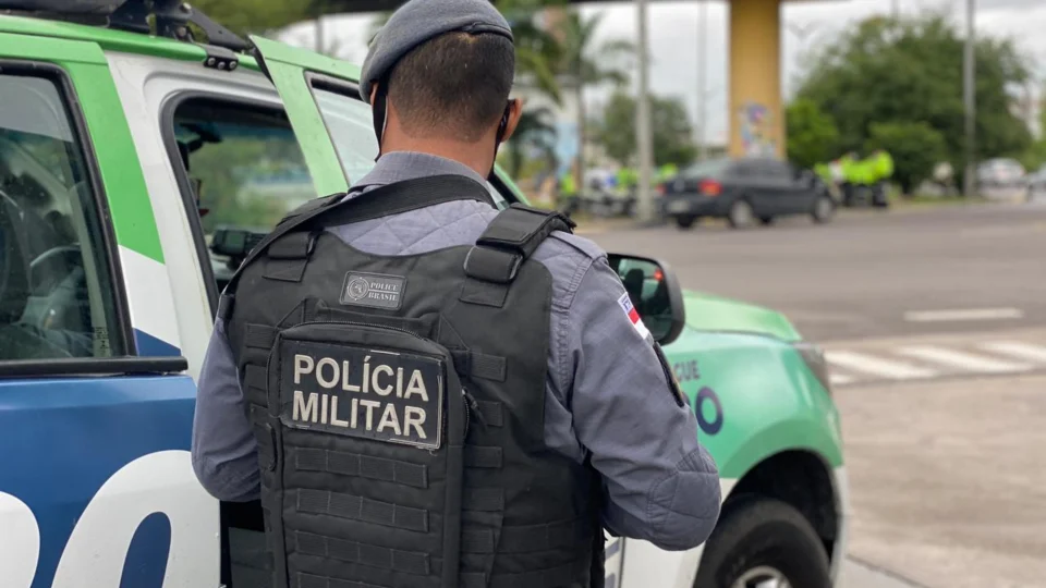 Policiais se preparam para conter manifestações de motoristas contra o aumento do preço da gasolina