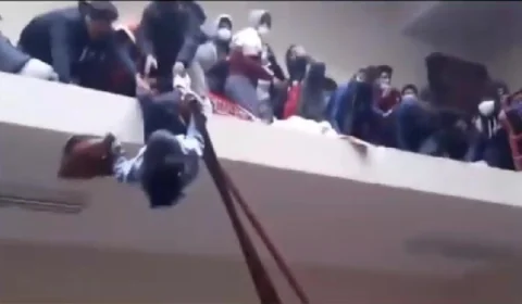 Veja vídeo; 7 estudantes despencam de 4º andar após grade de proteção cair