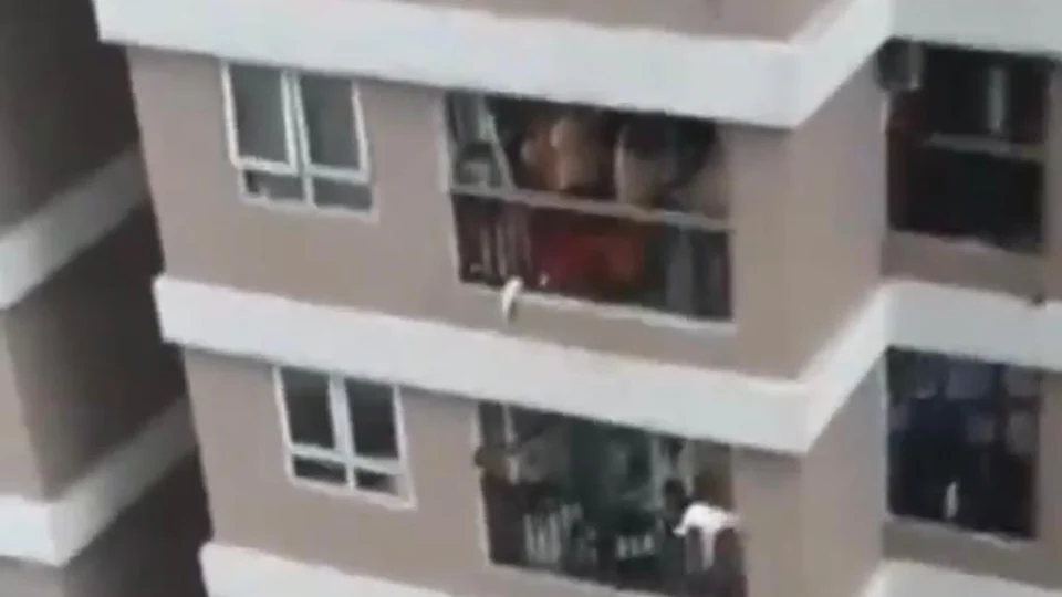 Veja vídeo do momento em que a criança cai do prédio
