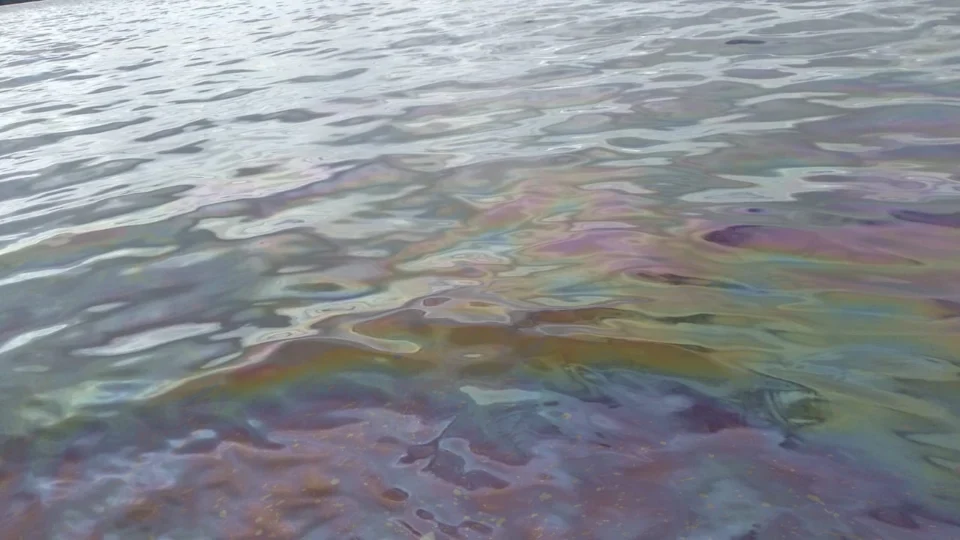 Crime ambiental: Praia da Ponta Negra é poluída com filtros de motor e óleo nas águas