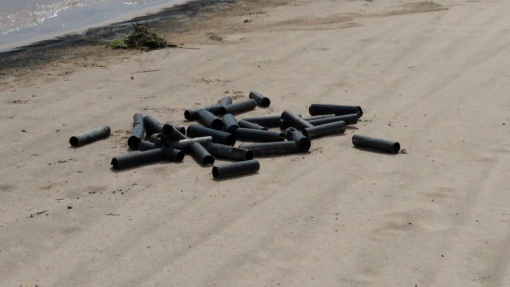 Crime ambiental: Praia da Ponta Negra é poluída com filtros de motor e óleo nas águas.
