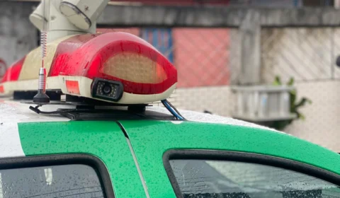 Homem tem joelho rasgado com machadinha caseira após supostamente roubar empresário