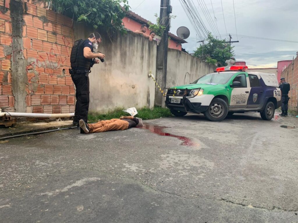 Com tiro na boca, jovem é assassinado por suspeitos em carro vermelho, na zona Leste