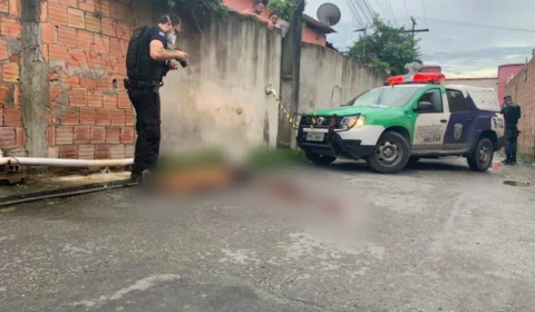 Com tiro na boca, jovem é assassinado por suspeitos em carro vermelho, na zona Leste