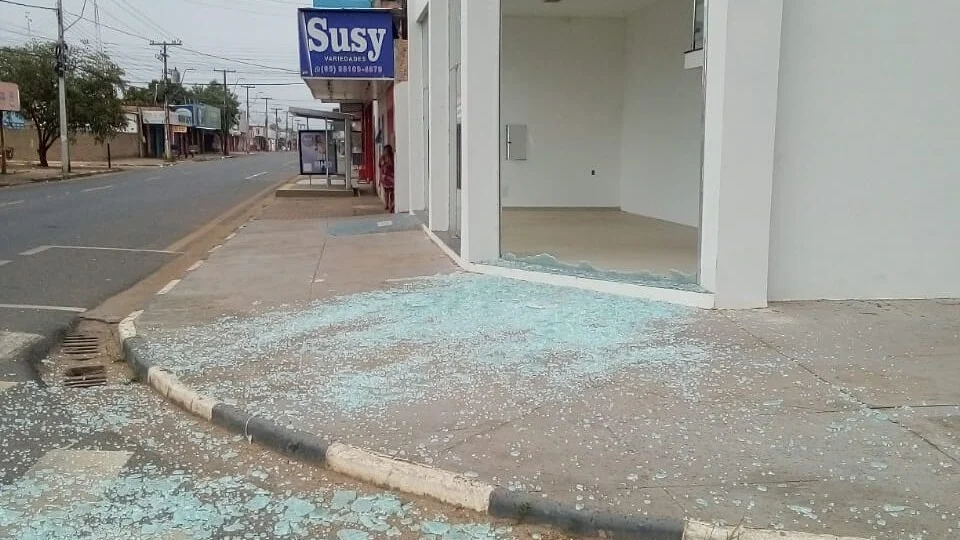 Ventania destelha casas e destrói estabelecimentos em Roraima; Veja vídeos