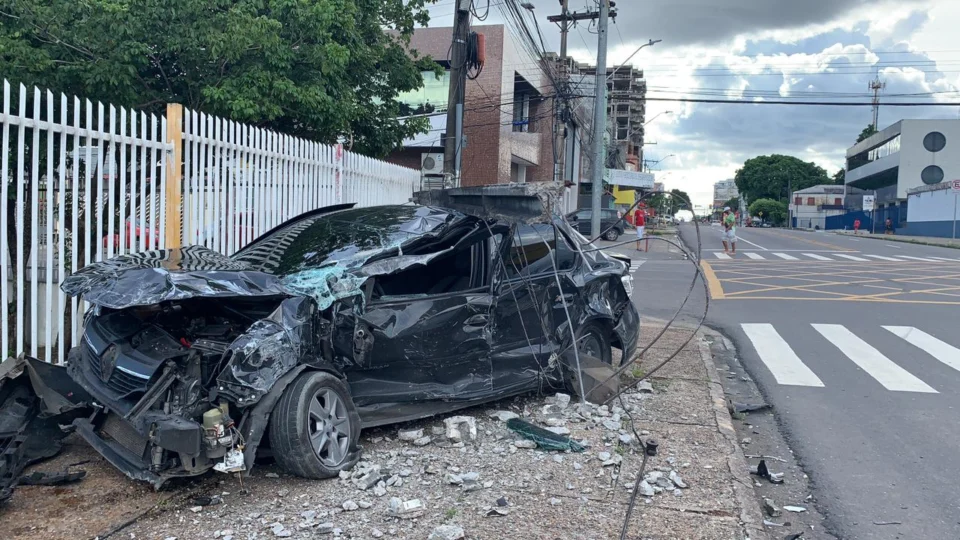 Colisão entre carro e ônibus causa gravíssimo acidente de trânsito na Praça 14 de Janeiro, zona Sul