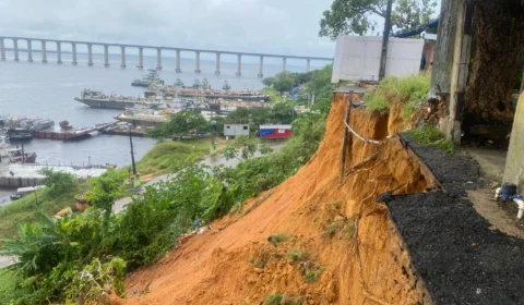 Veja vídeo;Deslizamento de terra causa pânico, prejuízos e riscos de morte a moradores do bairro Compensa 3, em Manaus
