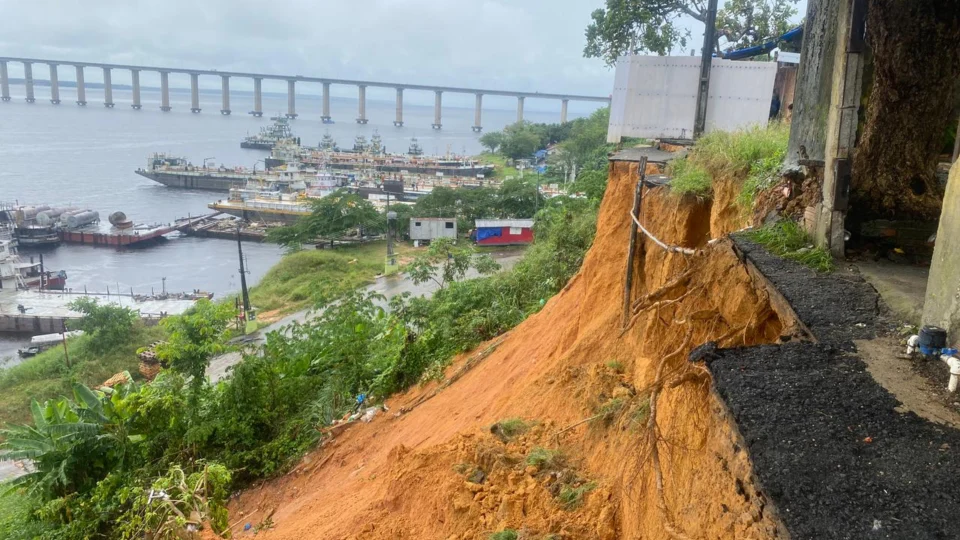 Veja vídeo;Deslizamento de terra causa pânico, prejuízos e riscos de morte a moradores do bairro Compensa 3, em Manaus