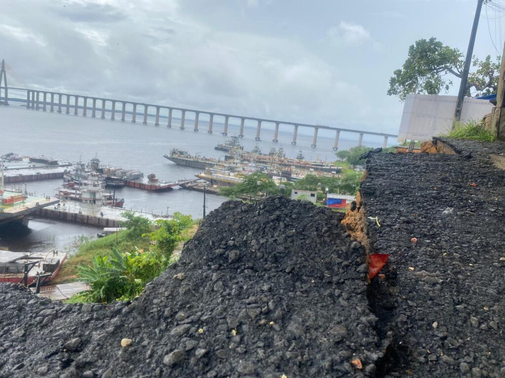 Deslizamento de terra causa pânico, prejuízos e riscos de morte a moradores do bairro Compensa 3, em Manaus