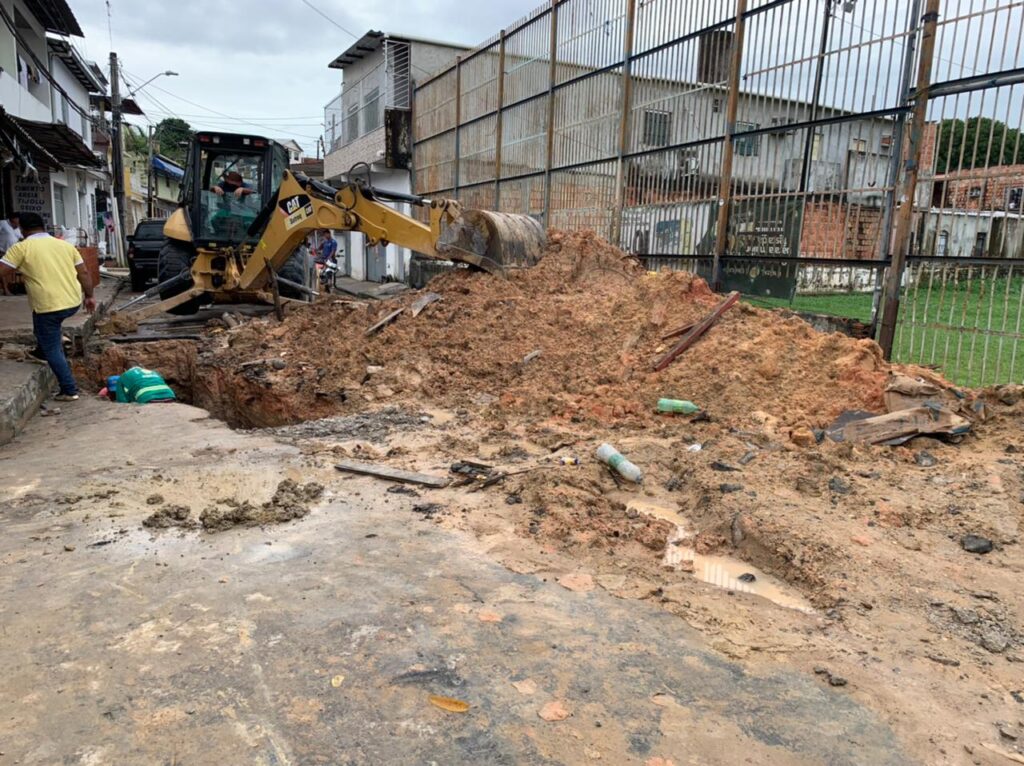 Forte chuva causa rompimento de tubulação e prejuízos aos moradores do Crespo, zona Sul de Manaus.