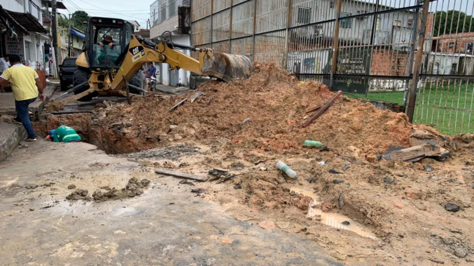 Forte chuva causa rompimento de tubulação e prejuízos aos moradores do Crespo, zona Sul de Manaus
