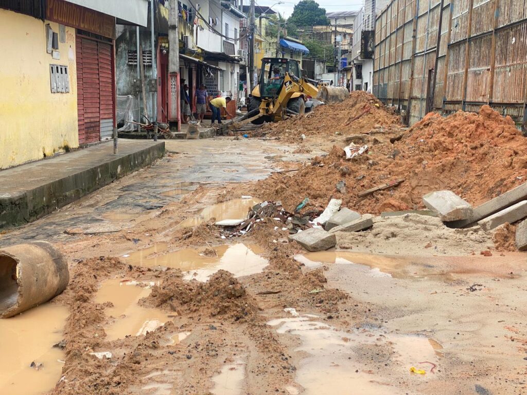 Forte chuva causa rompimento de tubulação e prejuízos aos moradores do Crespo, zona Sul de Manaus.