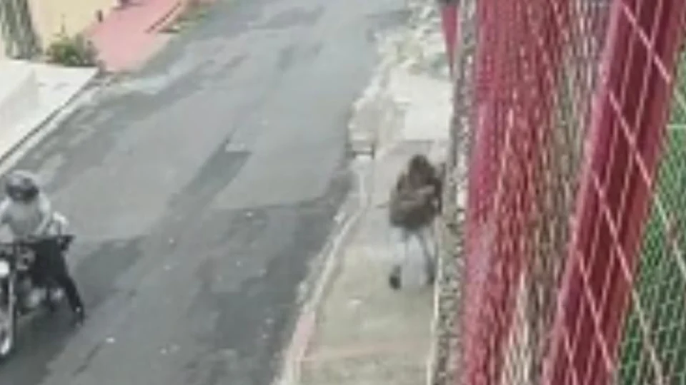 Bandidos espancam mulher durante assalto no bairro Flores; Veja vídeo!