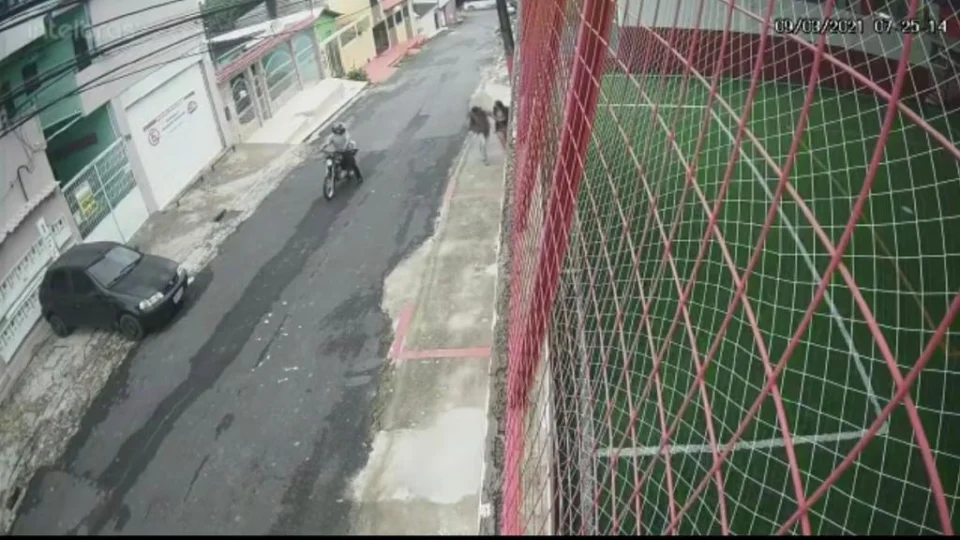 Veja vídeo| Bandidos espancam mulher durante assalto no bairro Flores