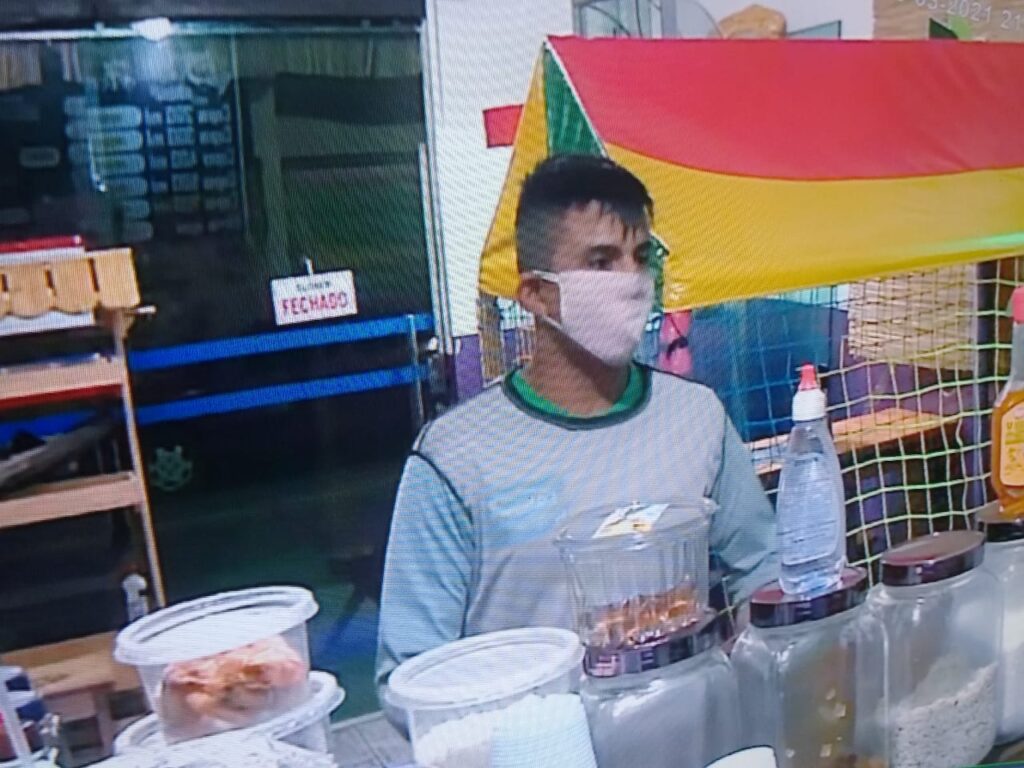 Veja vídeo;Assaltante armado entra em loja de açaí e leva  renda de estabelecimento, em Manaus.