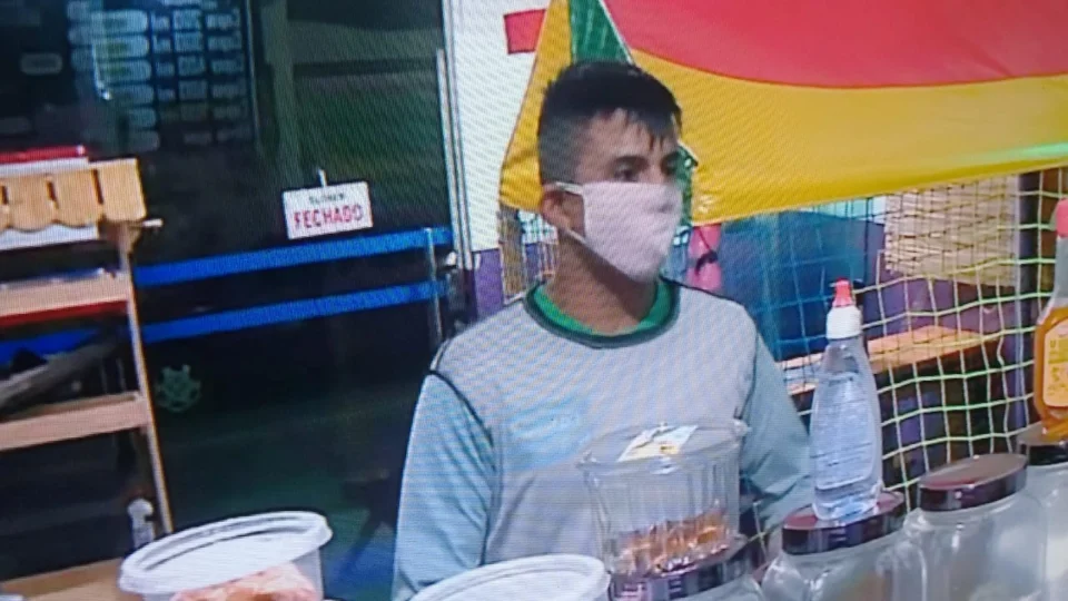 Veja vídeo;Assaltante armado entra em loja de açaí e leva  renda de estabelecimento, em Manaus