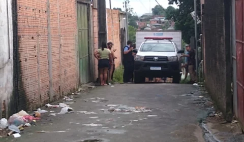Adolescente é assassinado a tiros e facadas dentro da própria casa, no Cidade de Deus, zona Norte