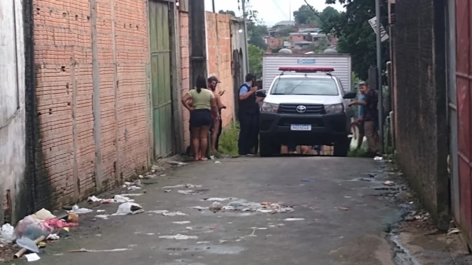Adolescente é assassinado a tiros e facadas dentro da própria casa, no Cidade de Deus, zona Norte